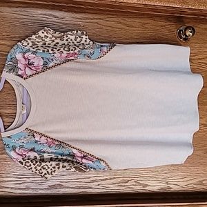 Short sleeve knit top.